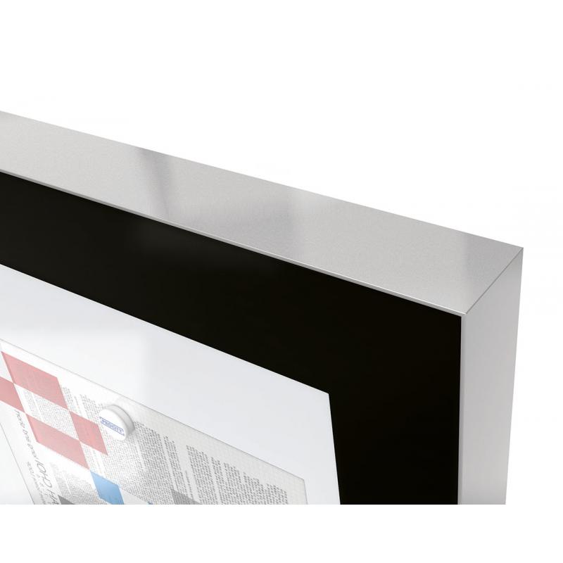 Vitrina  d'informació Edge amb gruix de 54 mm amb postes